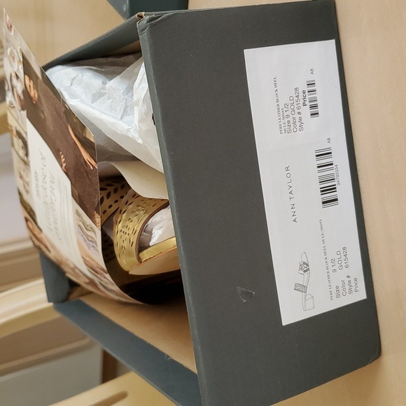 Anne Taylor Gold Leather Sandals size 9.5 - Picture 6 of 7